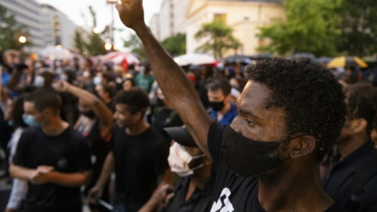 Une manifestation contre la mort de George Floyd et les violences policières près de la Maison-Blanche le 5 juin 2020 à Washington.
