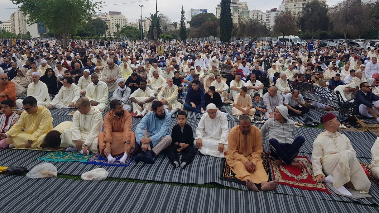 Prière pour tous, à Tanger, où Aïd Al-Fitr est un moment privilégié de fête et d'initiation aux traditions. 
