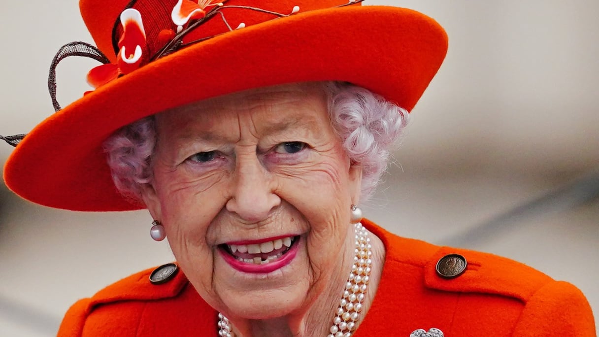 La Reine d'Angleterre Elizabeth II, 95 ans, participe au lancement du relais Queen's Baton pour les Jeux du Commonwealth de Birmingham 2022, depuis le parvis du palais de Buckingham, à Londres, le 7 octobre 2021. 
