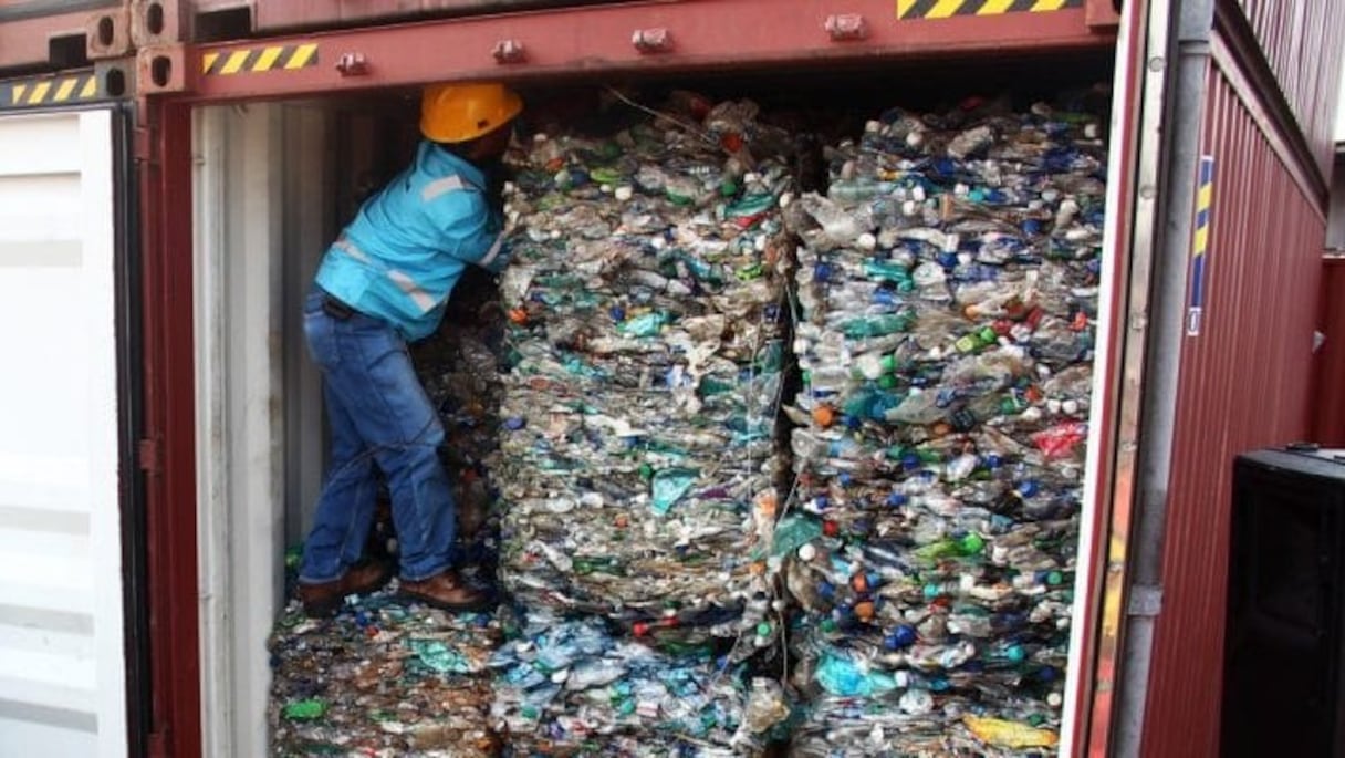 Conteneurs de déchets importés. 
