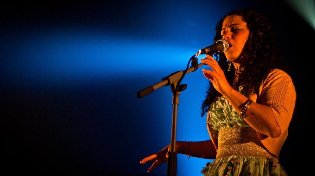 Chanteuse tunisienne, Emel Mathlouthi sera en tournée à travers le Maroc