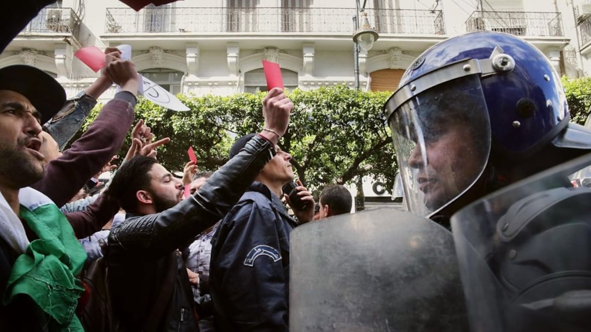 Confrontation entre forces de l'ordre et manifestants en Algérie.
