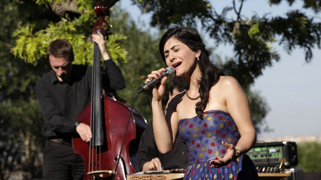 La Turquie était au Shellah avec Çiğdem Aslan, et le public s'est lové dans sa voix douce, ses chants tressés de mémoires grecques, turques, tsiganes, arabes et d’Asie mineure.
