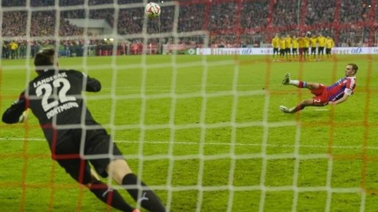 Le capitaine du Bayern Munich Philipp Lahm glisse et manque son tir au but face au Borussia Dortmund.
