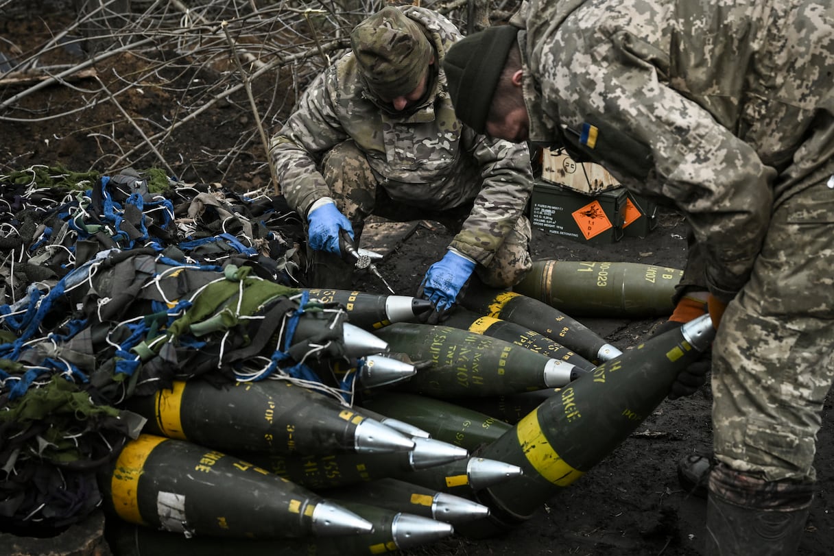 Des militaires ukrainiens se préparent à tirer vers des positions russes avec une arme d'artillerie obusier M777 de 155 mm sur la ligne de front près de la ville de Bakhmut, le 11 mars 2023 au milieu de l'invasion russe de l'Ukraine.