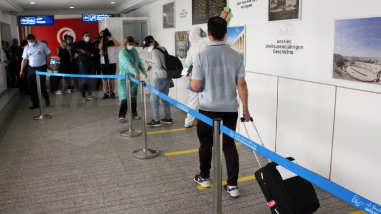 Arrivée de voyageurs à l'aéroport de Tunis Carthage. 
