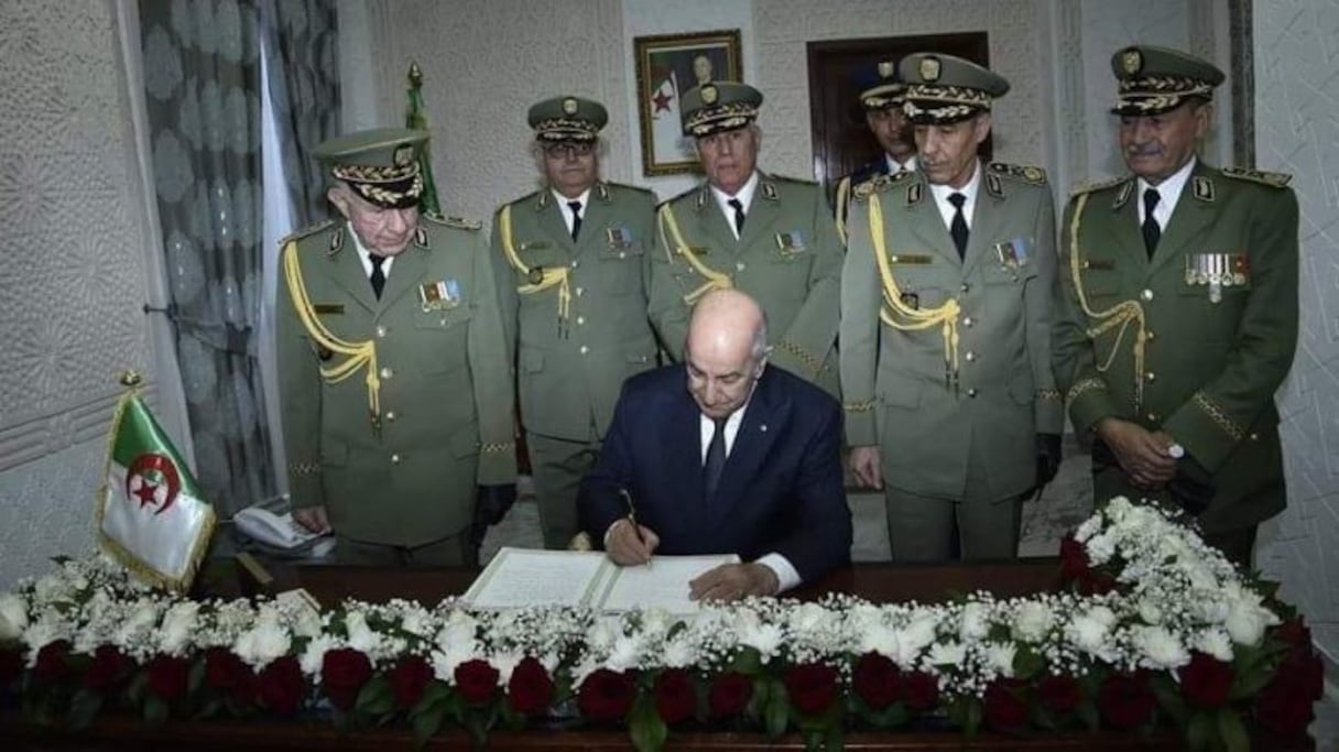 Abdelmadjid Tebboune avec des généraux de l'armée algérienne.
