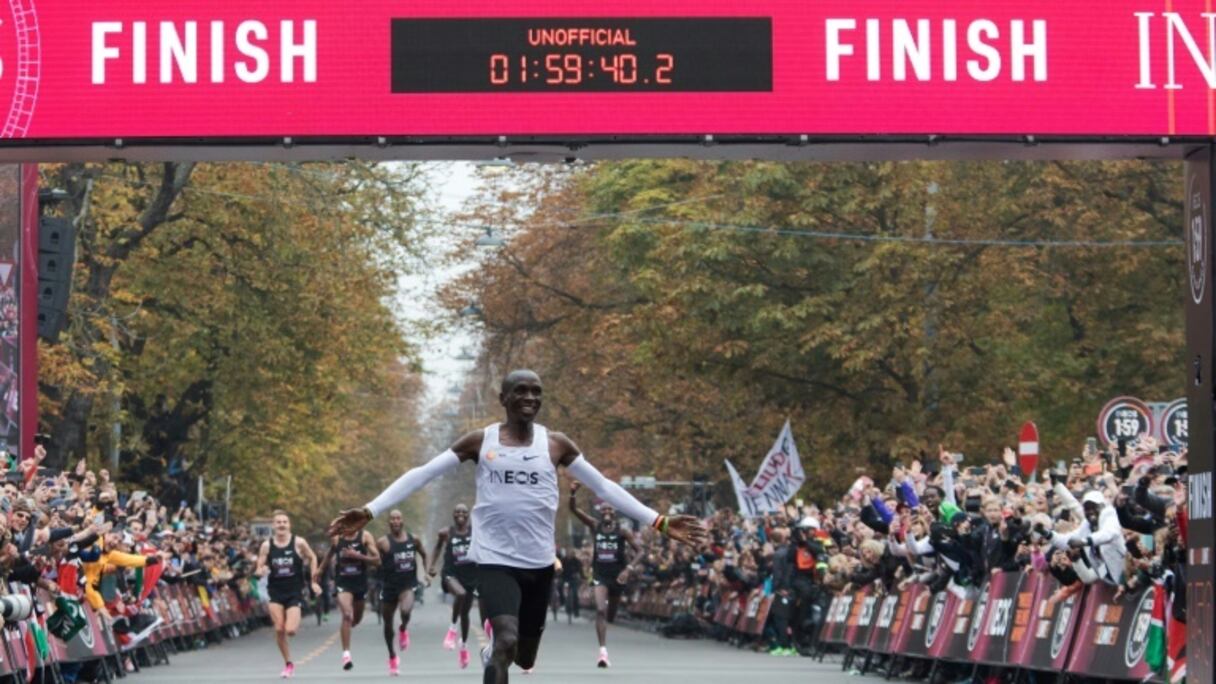 Pour la première fois, un athlète court le marathon en moins de deux heures. L'exploit est réalisé par le champion kényan Eliud Kipchoge, à Vienne le 12 octobre 2019.
