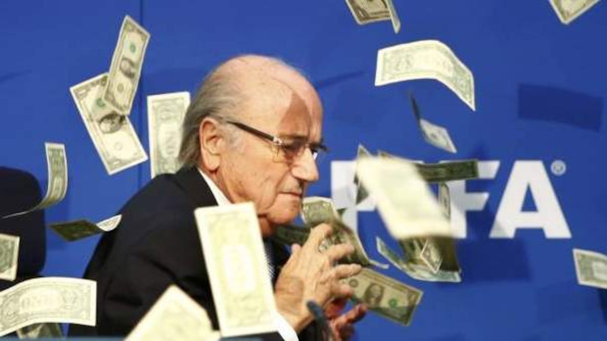 Sepp Blatter voit pleuvoir des faux billets sur sa tête. 
