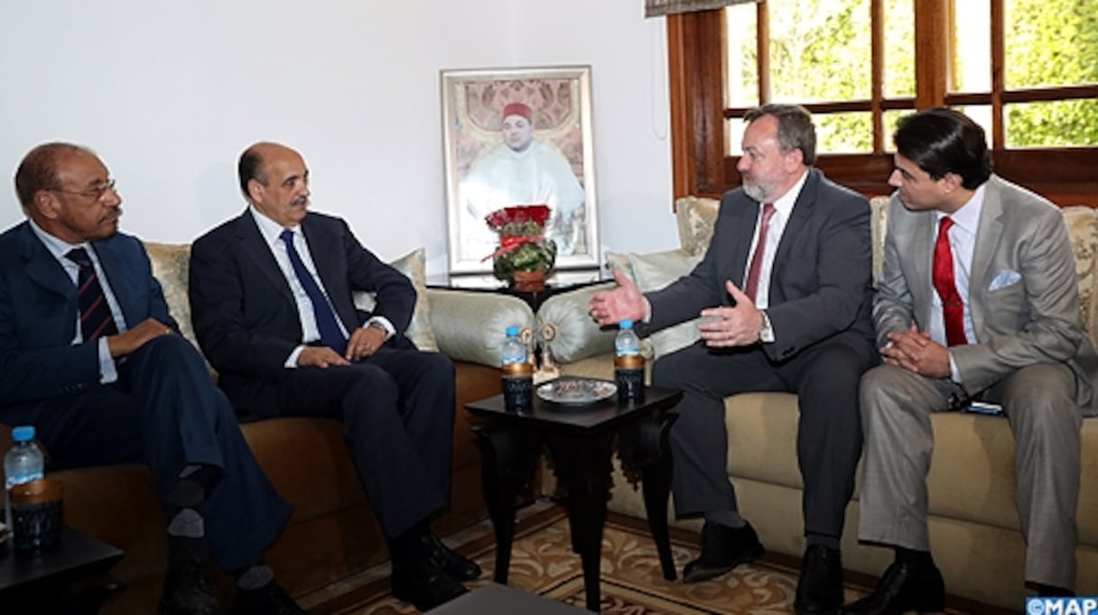 Le Président du Conseil royal consultatif des affaires sahariennes, Khalihenna Ould Errachid, et le Président du Sénat d’Irlande, Denis O’Donovan
