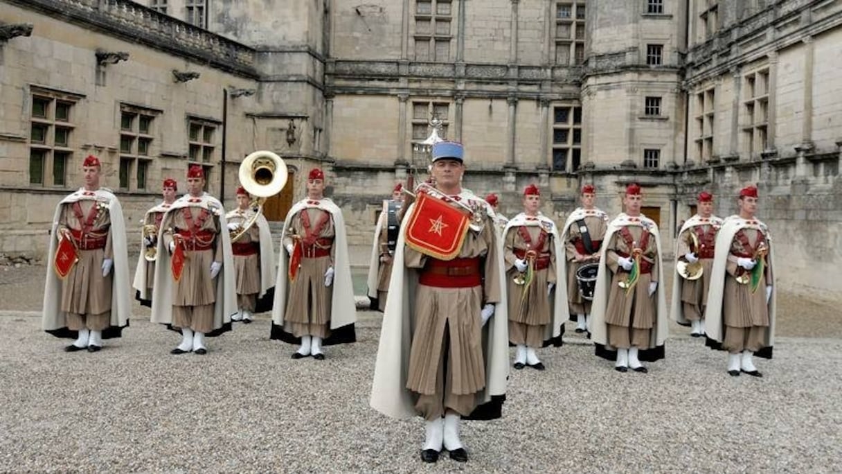 Un régiment français aux couleurs marocaines.
