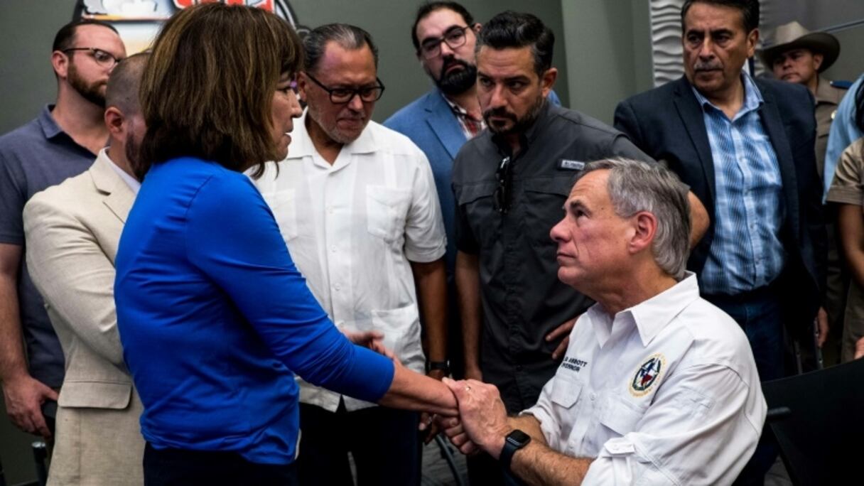 Le gouverneur du Texas Greg Abbott et la députée Evelina Ortega se réconfortent mutuellement à El Paso après la fusillade.
