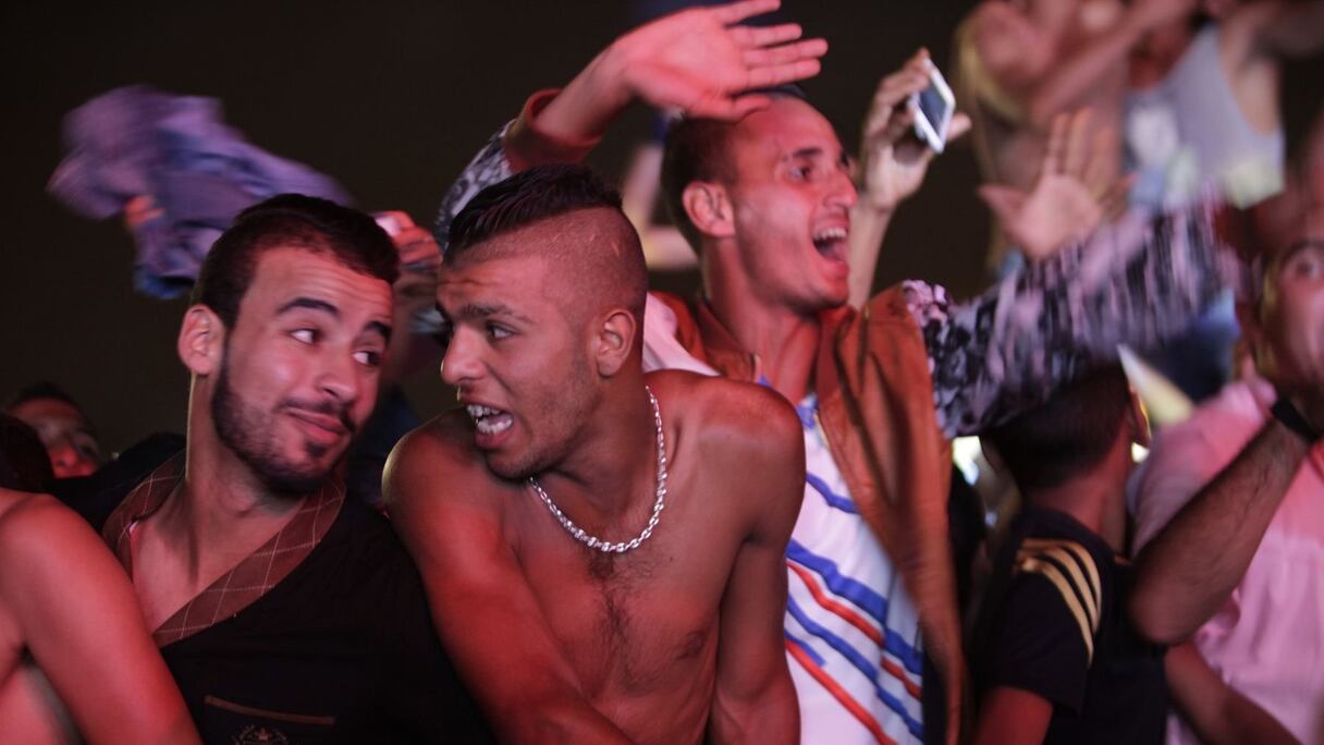 L'ambiance est à la fête et à la complicité, dans les regards que s'échangent les fervents admirateurs du chanteur algérien de raï.
