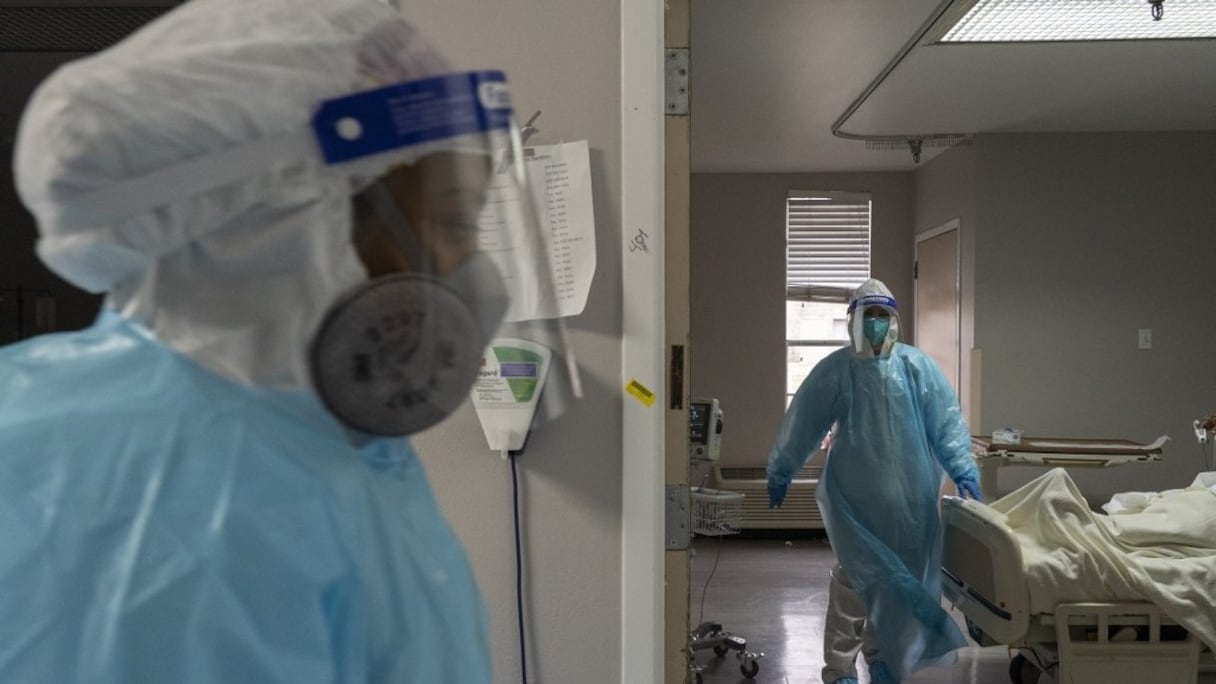 Des membres de l'équipe médicale de lutte contre le Covid-19 s'activent au United Memorial Medical Center de Houston, au Texas, le 29 décembre 2020.
