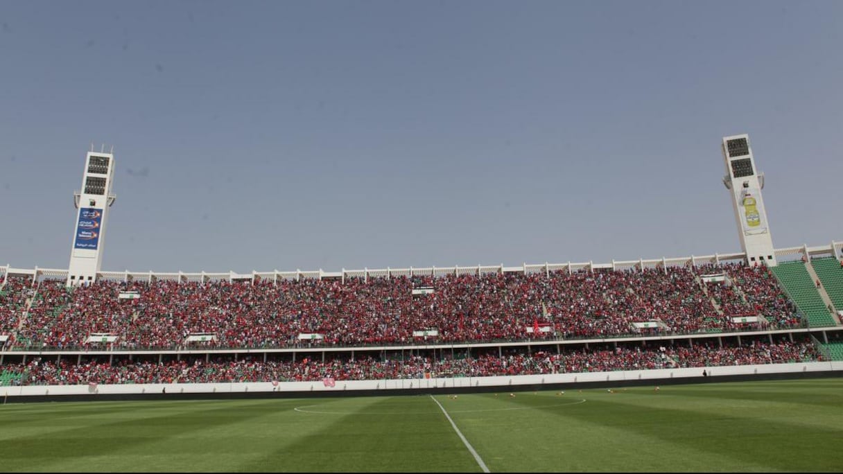 La tribune réservée aux supporters wydadis était comble quelques heures avant le coup d'envoi. 
