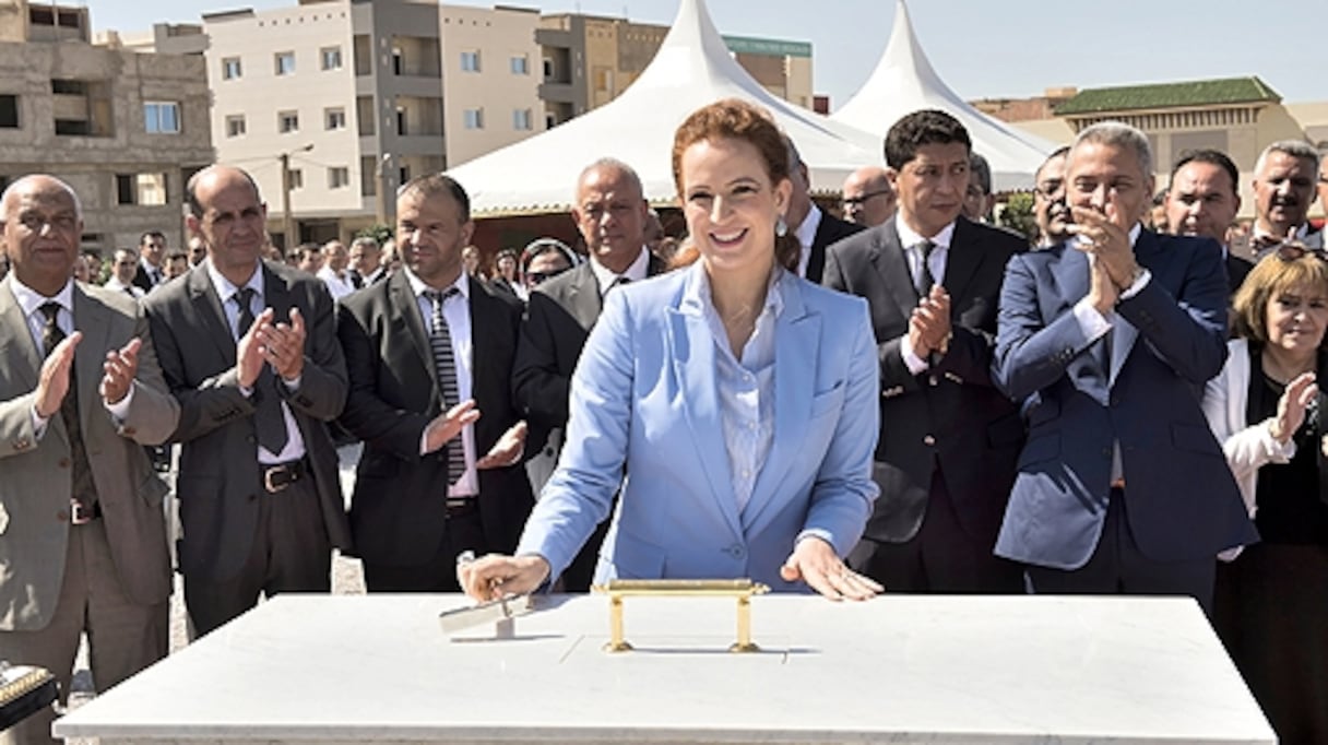 La princesse Lalla Salma posant la première pierre du centre régional d’oncologie d’Oujda.
