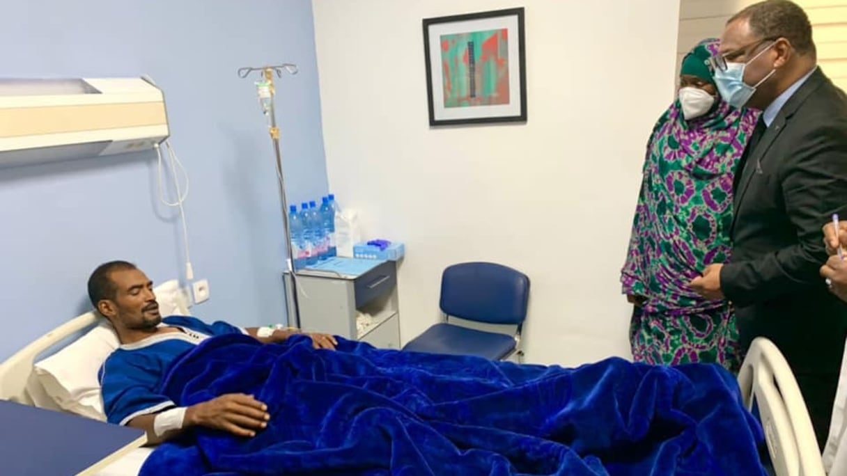 L'ambassadeur du Royaume du Maroc au Mali, Hassan Naciri, et la ministre malienne de la Santé, au chevet d'un camionneur marocain blessé lors de l'attaque de Didiéni, hospitalisé à la clinique Pasteur de Bamako.
