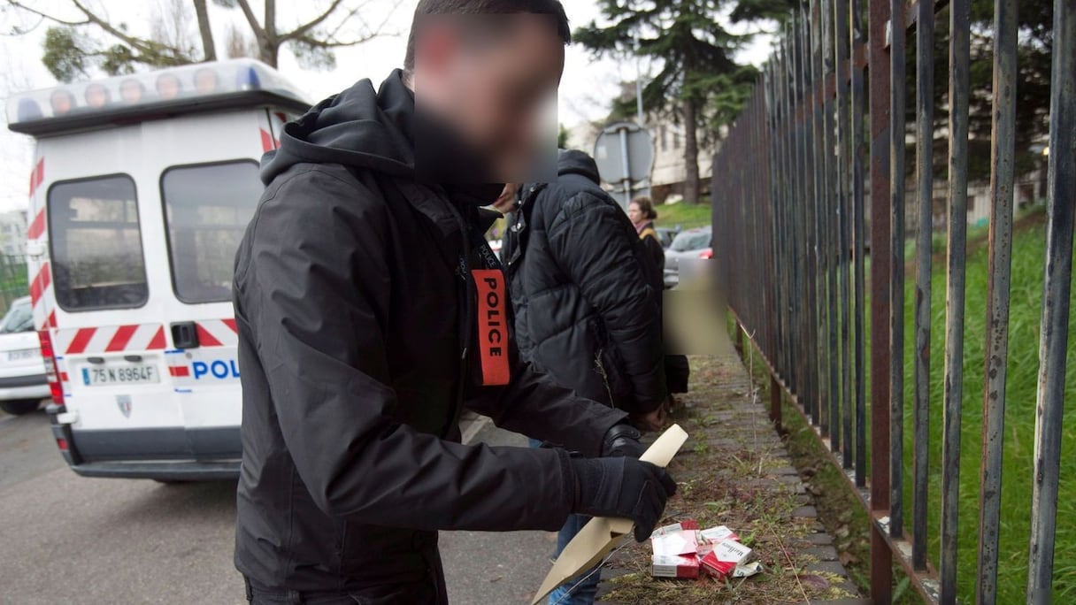 Opération conjointe entre police et douaniers français contre les trafiquants de cigarettes algériennes de contrebande.
