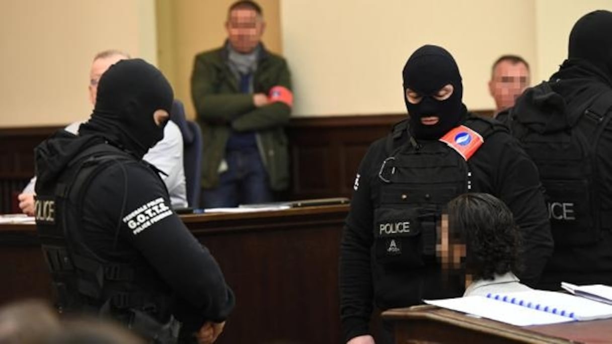 Encadré par deux colosses de la police belge, Salah Abdeslam est apparu pour la première fois en public lundi au tribunal de Bruxelles.
