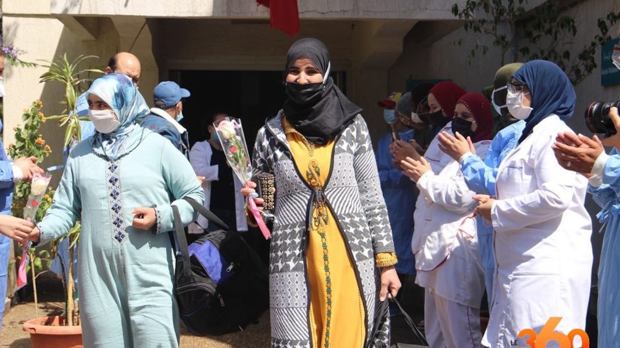 Une femme, guérie du Covid-19, quitte l'hôpital de Tanger le 12 mai 2020, sous les applaudissements de l'équipe médicale.