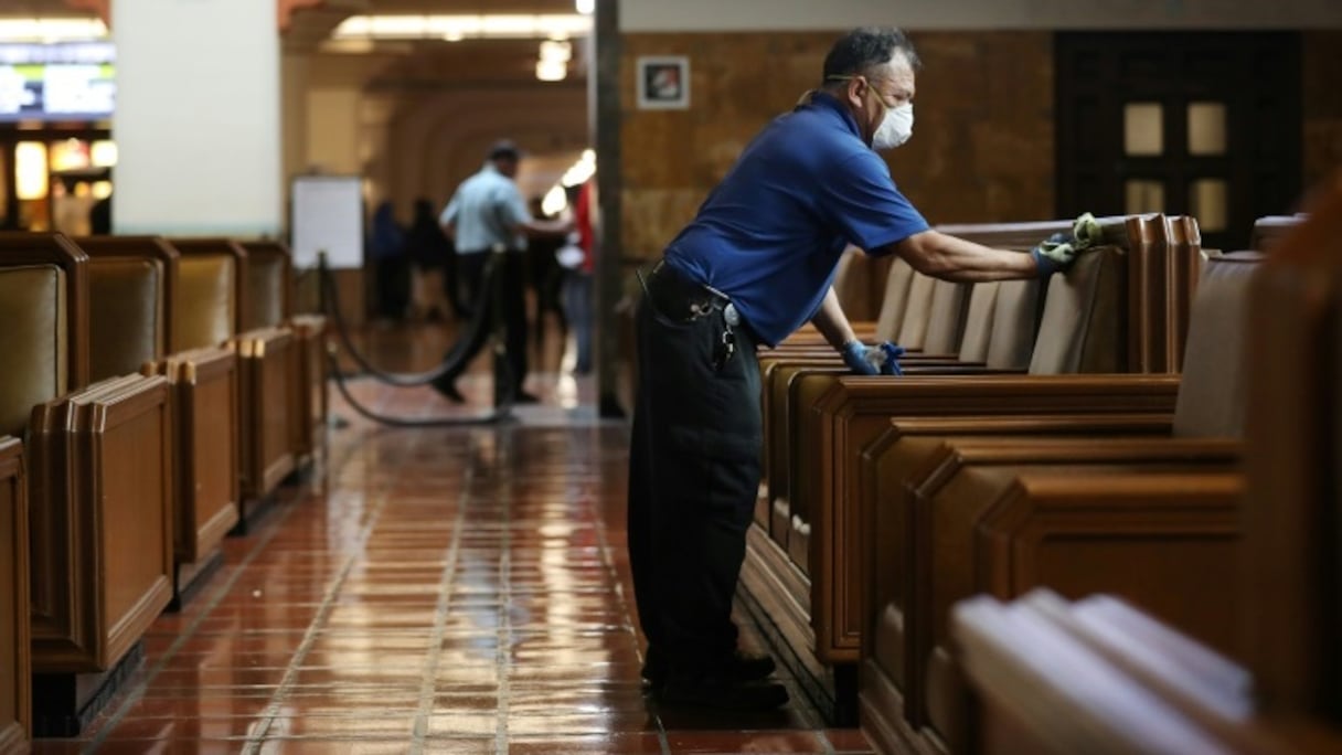 Les fauteuils d'une salle d'attente de la gare Union Station de Los Angeles sont nettoyés, le 13 mars 2020.
