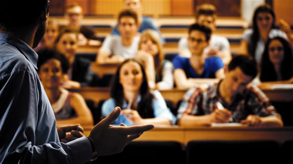 Cours en amphithéâtre dans une université.
