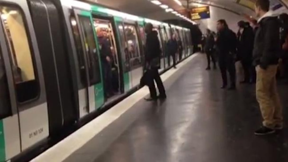 Des supporters de Chelsea empêchent un homme noir de monter dans le métro parisien.
