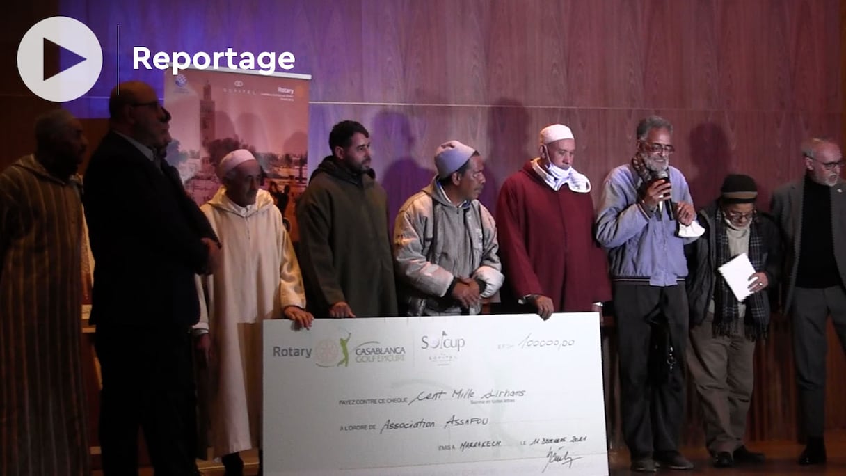 Le Rotary Club remet un chèque avec la somme initiale de 100.000 dh à 5 associations des «hlaykia» (conteurs, danseurs…) «les plus nécessiteux». Touchée par leur situation, l'assistance a alors multiplié les dons pour les soutenir un peu plus.
