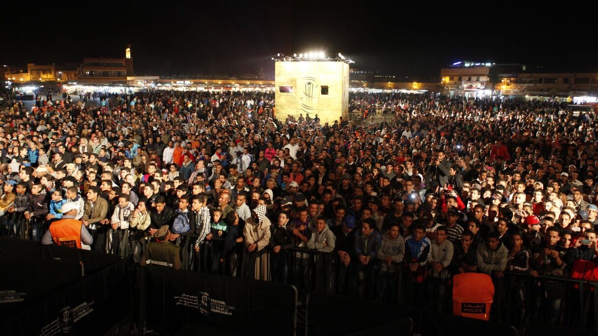 Sur la place, la foule se déployait à perte de vue.
