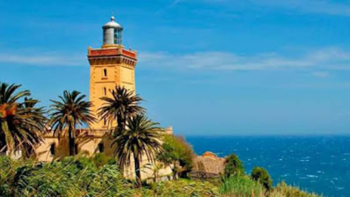 A Tanger, le phare du cap Spartel, inauguré en 1864. Face au détroit de Gibraltar, entre Méditerranée et Atlantique, cette œuvre architecturale de Léonce Reynaud, pensée comme une fantaisie orientalisante, fut conçue par des ingénieurs des Ponts et Chaussées de Paris.
