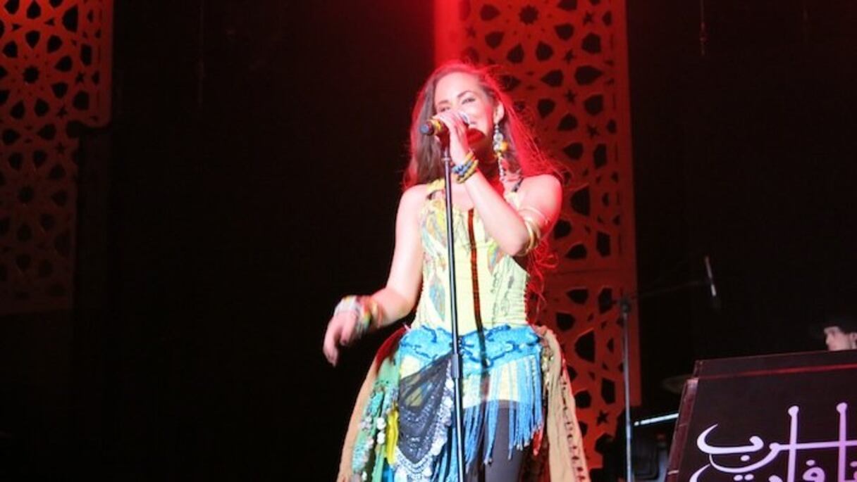 Le même soir, la scène de Salé accueillait Samia Tamia et son band. Elle écrit ses textes, compose sa musique, chante, danse et a donné, accompagnée de ses superbes choristes et musique, un magnifique show qui a fait rocker Salé!
