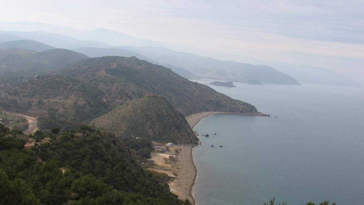 Baie de Cala Iris, du nom de ce village méditerranéen au nord du Maroc (province d'Al Hoceïma, à la frontière du Rif occidental et du Rif central). Cet endroit paradisiaque est connu pour ses îlots, dont celui de Cala Iris, son ancien camping municipal et son petit port de pêche. 
