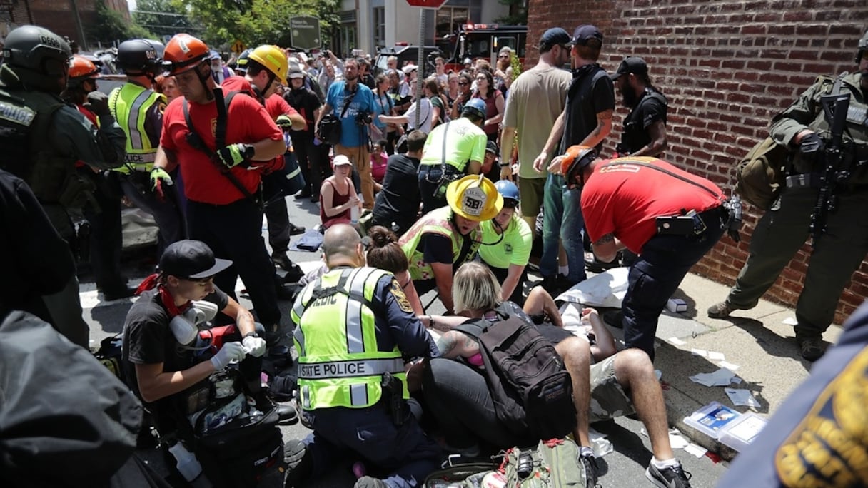 Les blessés reçoivent les premiers soins après qu'une voiture ait foncé sur la foule, en marge d'un affrontement entre antiracistes et militants radicaux, le 12 août 2017, à Charlottesville en Virginie.
