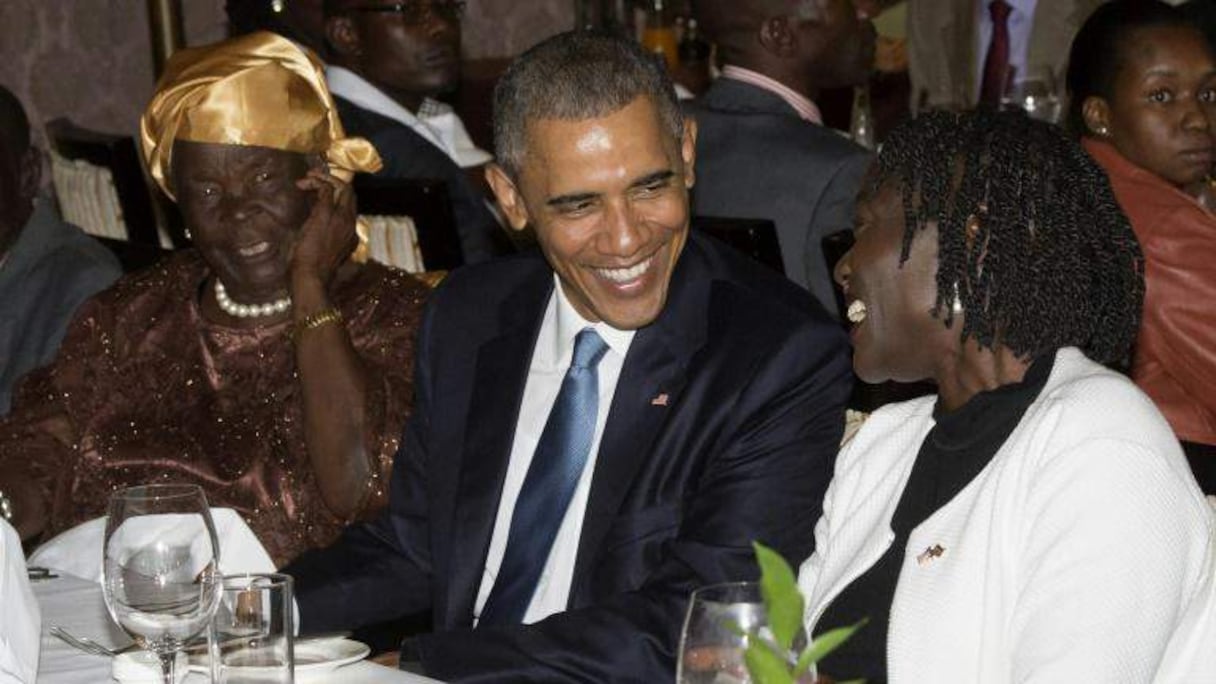 Barack Obama entre sa grand-mère et sa demi-soeur Auma, dans un restaurant du centre-ville de Nairobi, le 24 juillet 2015.
