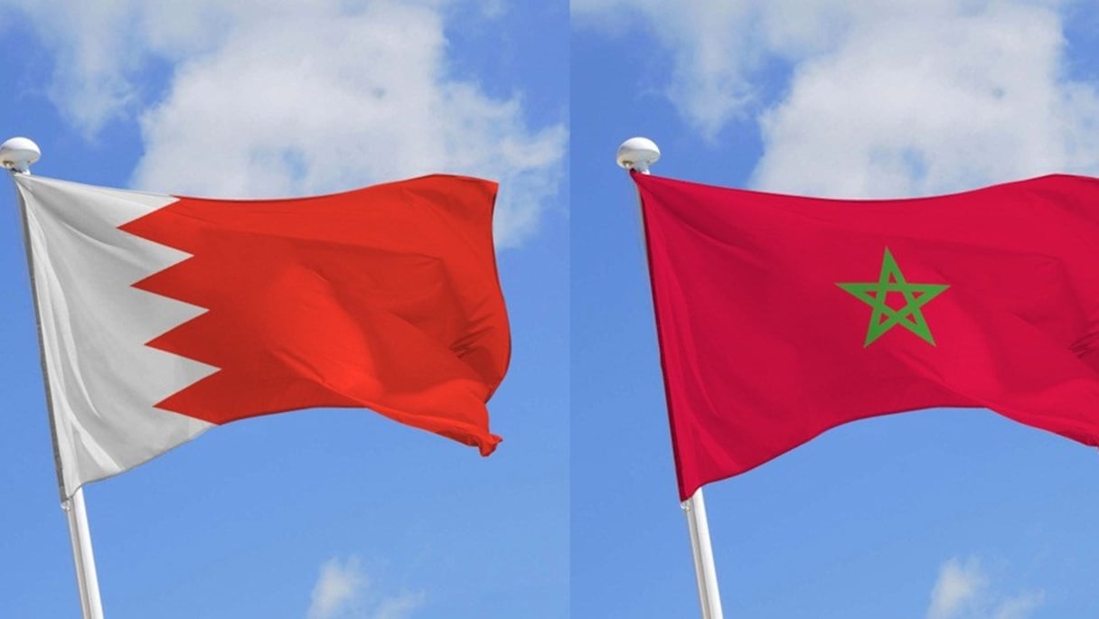 Drapeaux des Royaumes du Maroc et de Bahreïn.
