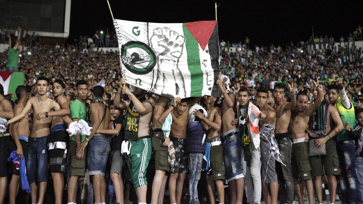Le stade Mohammed V de Casablanca a accueilli un public impressionnant, samedi, pour la rencontre amicale entre le Raja Casablanca et l'Espanyol de Barcelone. Une rencontre durant laquelle le public n'a pas oublié la Palestine dont le drapeau flottait au-dessus de la foule. 
