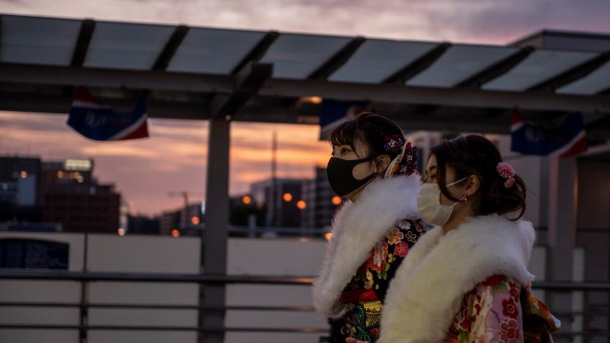 Des jeunes femmes en kimono et masque sanitaire, à Yokohama, le 11 janvier 2021.  
