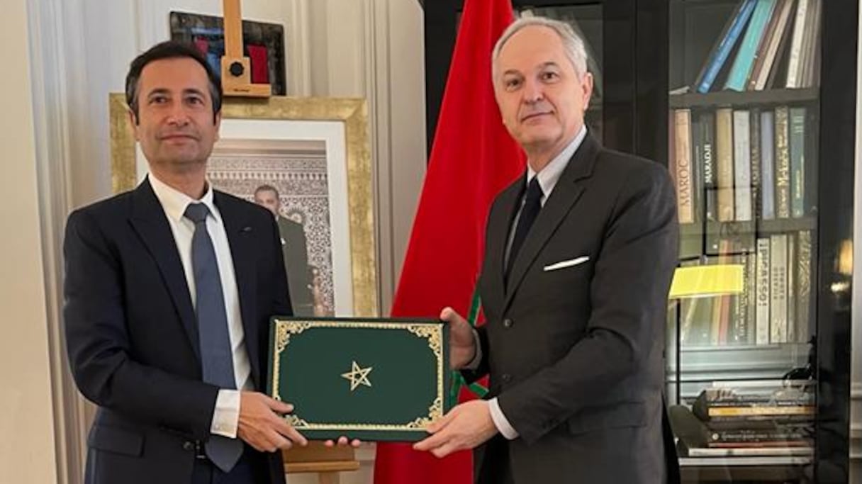 Mohamed Benchaaboun, nouvel ambassadeur du Maroc en France, a présenté ses lettres de créance au directeur du protocole d'Etat et des évènements diplomatiques de la République française, Philippe Franc, mardi 11 janvier 2022.
