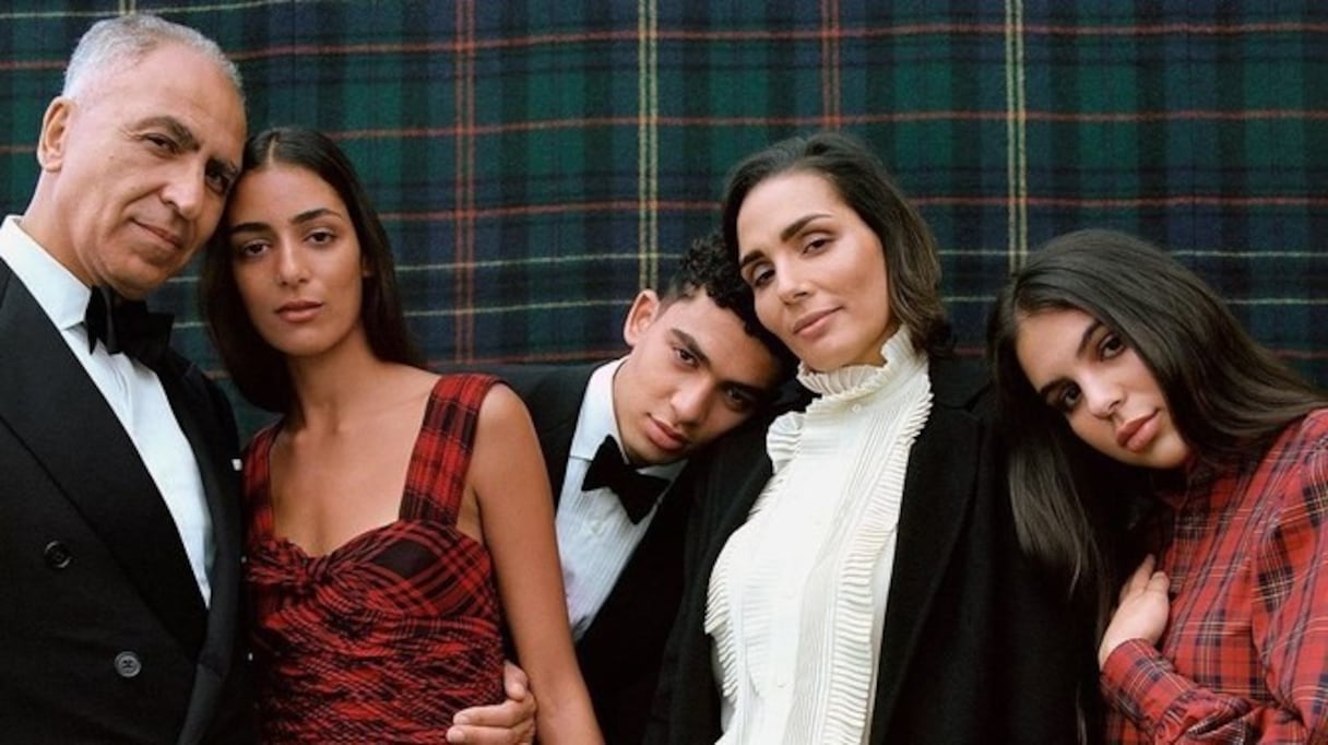 Nora Attal et sa famille posent pour Ralph Lauren.
