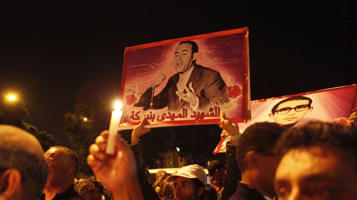 Des portraits de Mehdi Ben Barka ont été hissés à la lueur des bougies, devant l'entrée de l'ancien centre de détention de Derb Moulay Cherif à Casablanca.
