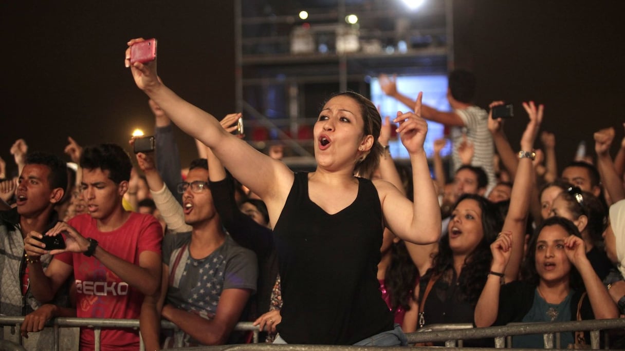 Jeudi soir, à El Jadida, dans le cadre du festival Jawhara, un public enflammé attend le chanteur de chaâbi, Abdelmoughit.
