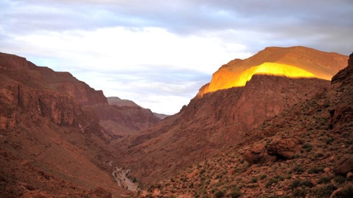 "En fin d’après-midi, de très belles ballades se proposent à tout le monde, pour admirer le coucher de soleil depuis le haut des gorges", confie Hamid L., guide de montagne et passionné de photo, auteur de cette superbe prise des gorges du Todgha.  
