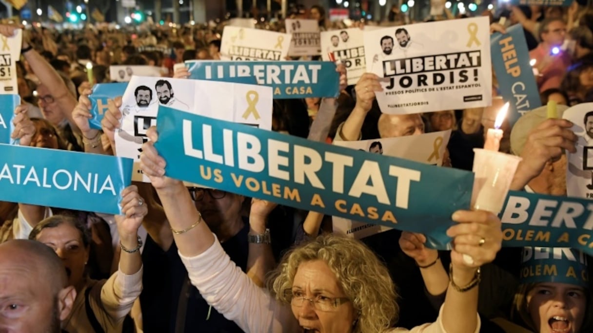 Des Catalans manifestent contre l'incarcération de deux responsables indépendantistes, le 17 octobre 2017 à Barcelone.
