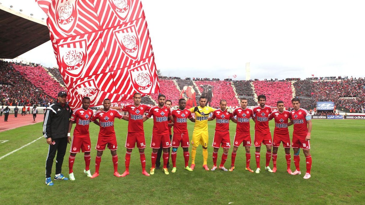 Le onze de départ du Wydad devant le virage "Frimija". 
