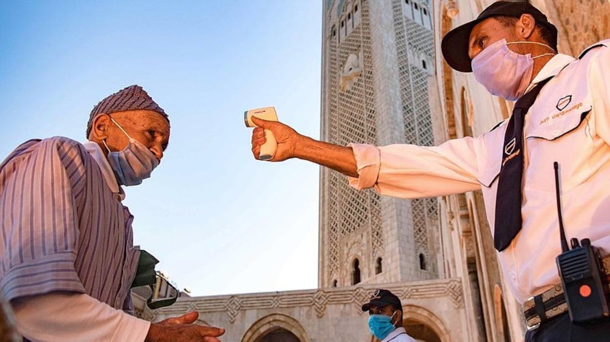 Prise de température à l'entrée d'une mosquée à Casablanca.
