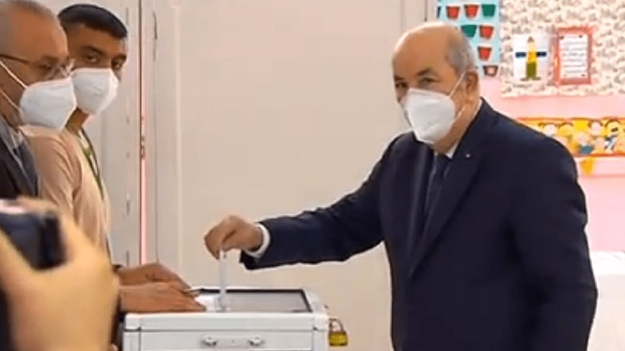 Le président algérien Abdelmadjid Tebboune votant lors des législatives du 12 juin 2021.
