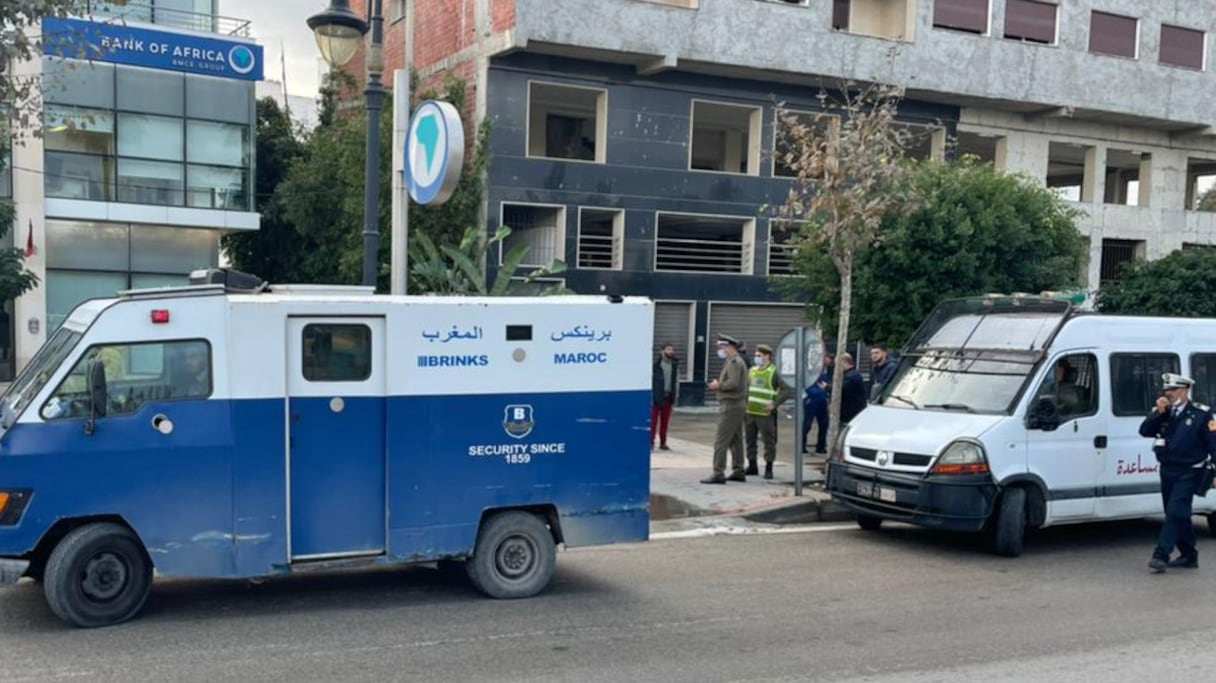 Deux hommes encagoulés et munis d’armes blanches ont braqué cet après-midi un fourgon blindé d’une société de transport de fonds à Tanger.
