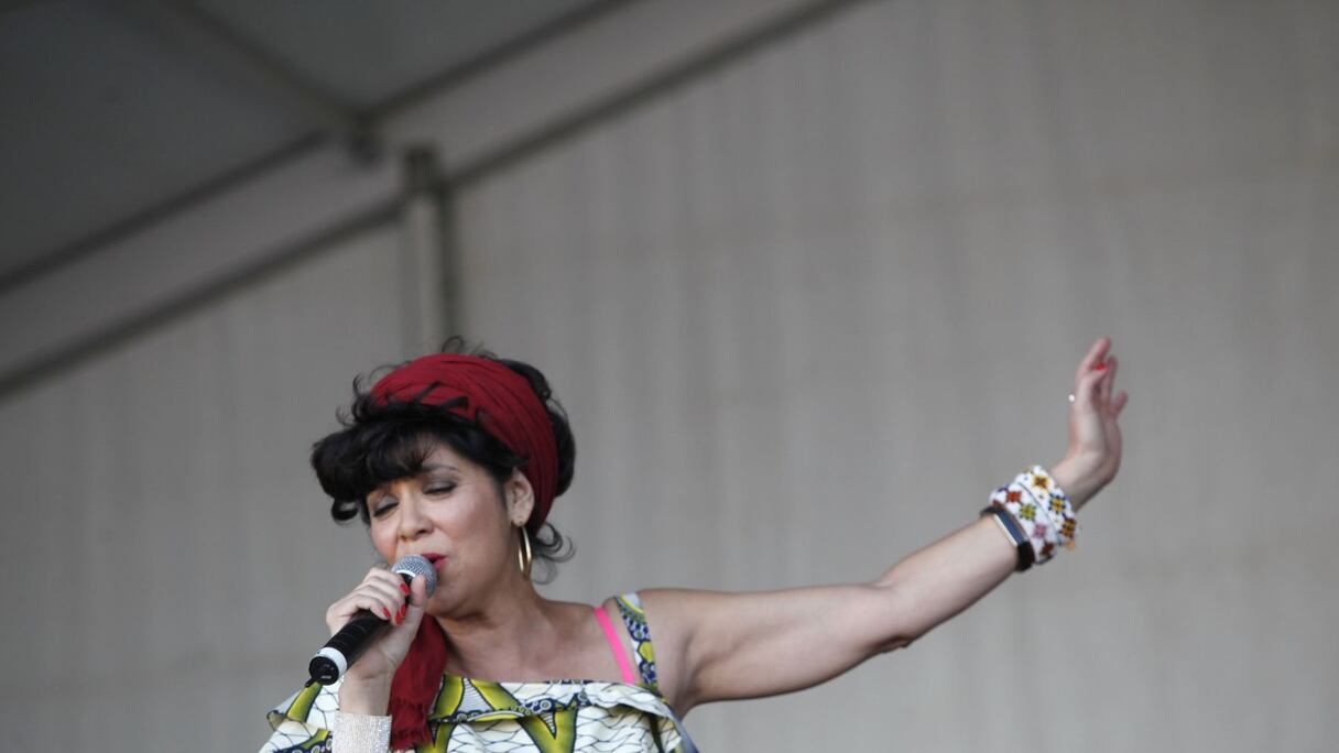 Des temps libres comme les ailes déployées d'un oiseau souriant au printemps.
