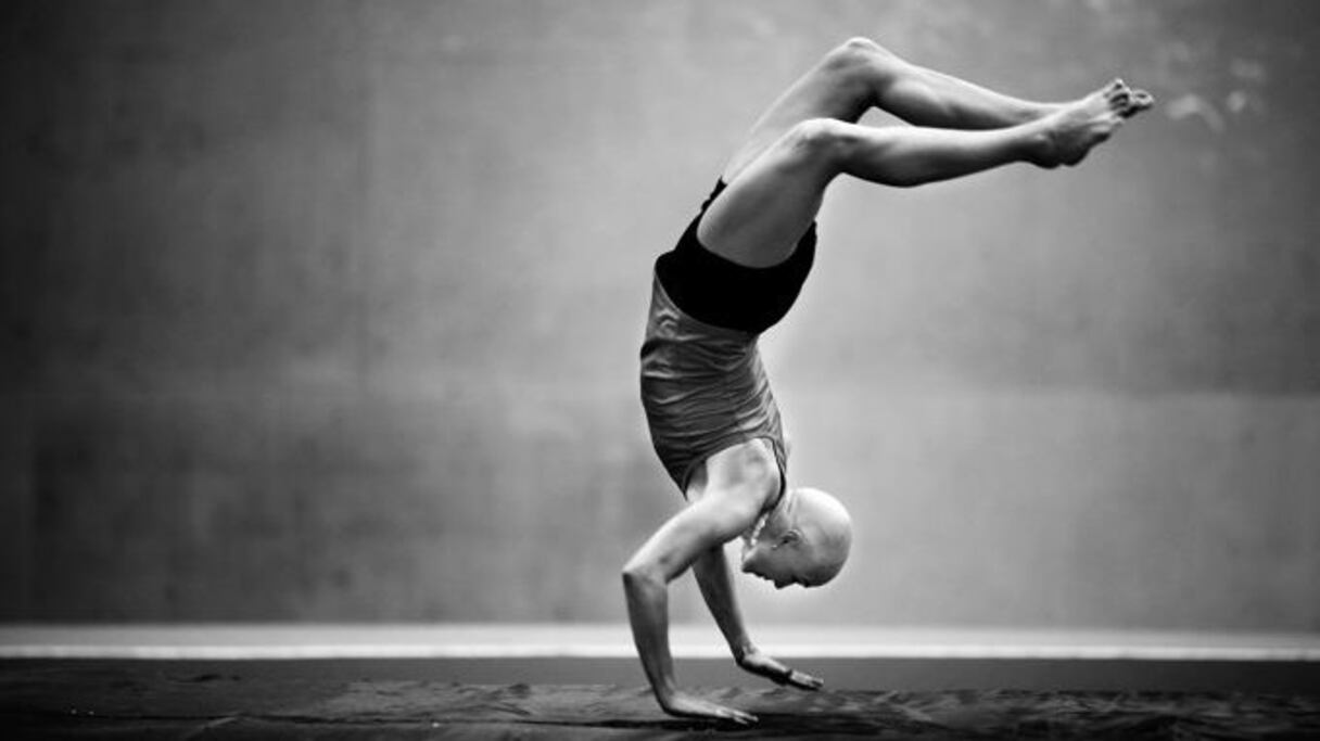 Cette photo a reçu le 1er prix "Sports feature stories". Le 19 décembre 2013, à Lindigo, Suède, la jeune gymnaste Nadja Casadei se prépare, malgré son cancer, aux Jeux olympiques de Rio. 
