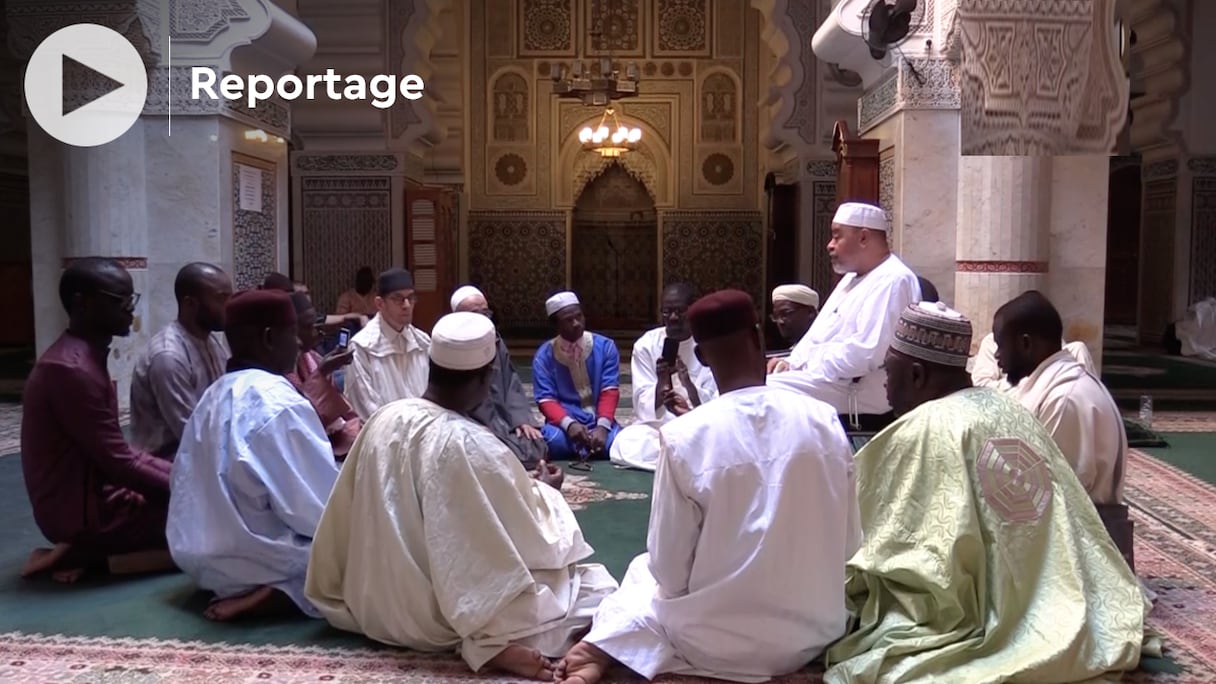 L'un des descendants de Sidi Ahmed Tijani, Zoubir Chérif Tijani (au centre), avec des adeptes de la Tariqa Tijaniyya de Fès, dans la zaouia du saint soufi.
